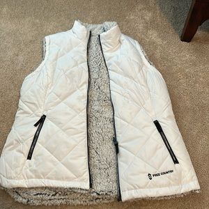 Women’s reversible puffer vest